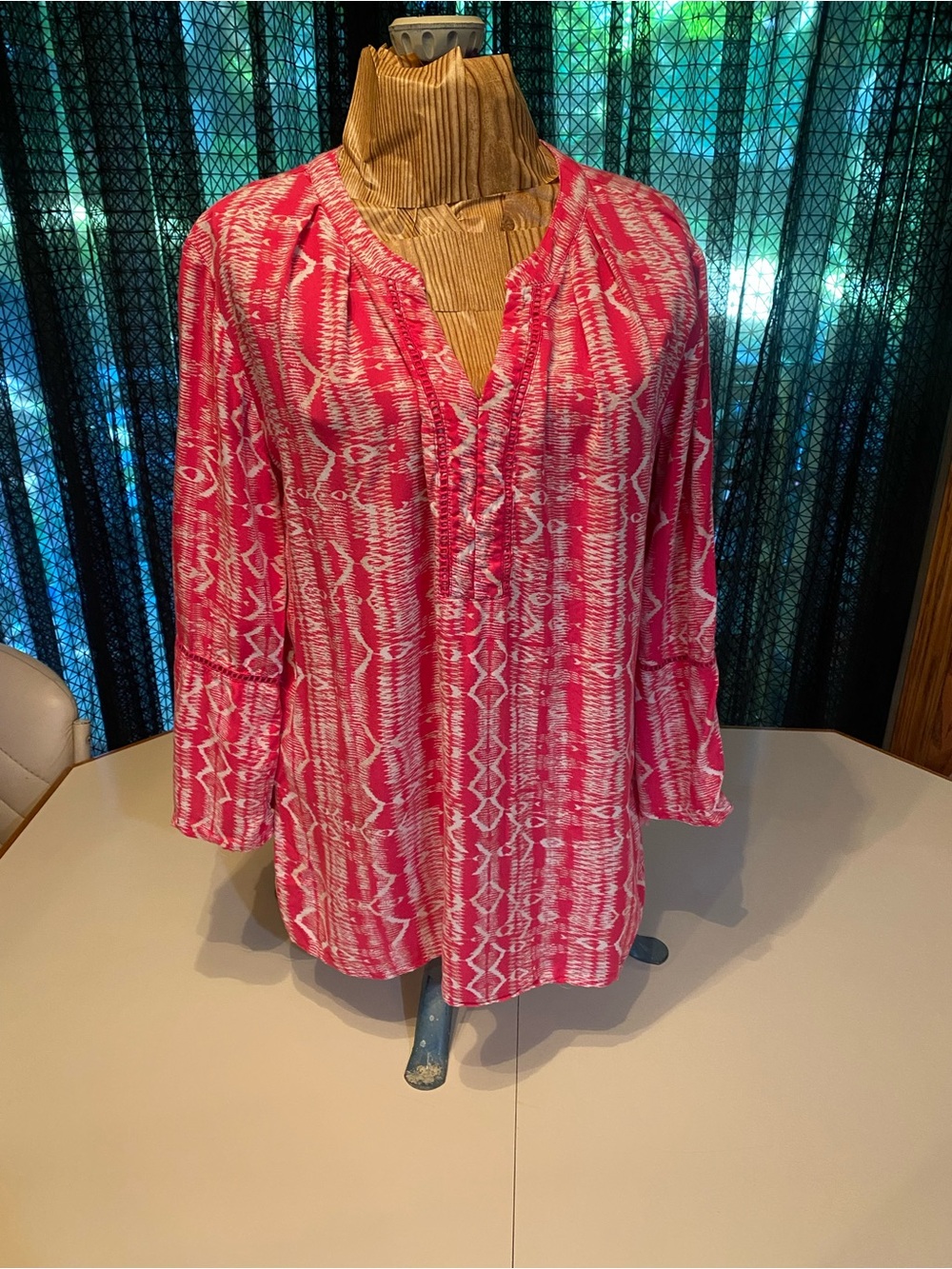 Gloria Vanderbilt Coral Pink & White Patterned V-Neck Blouse